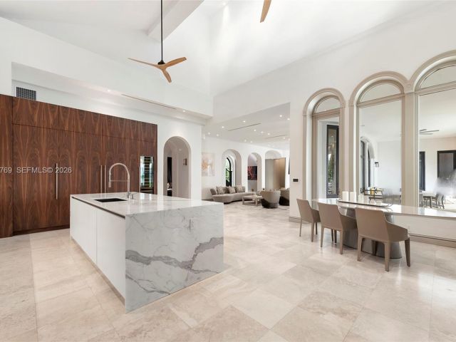 Дом в аренду по адресу 432 S Hibiscus Dr - фото 7469370