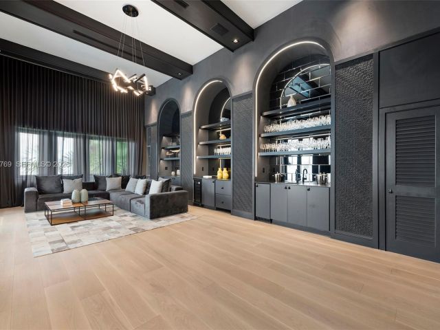 Дом в аренду по адресу 432 S Hibiscus Dr - фото 7469374