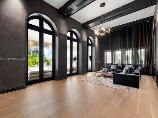 Дом в аренду по адресу 432 S Hibiscus Dr - фото 7469375