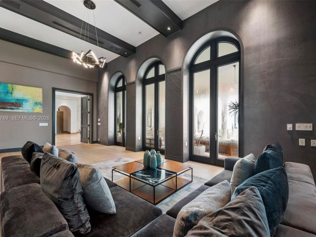 Дом в аренду по адресу 432 S Hibiscus Dr - фото 7469376