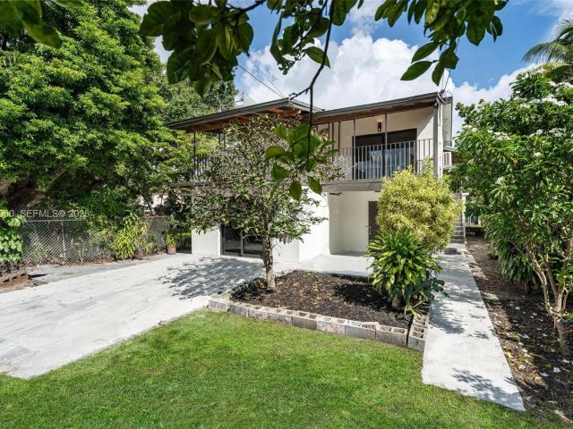 Продажа дома по адресу 1523 NW 38th St - фото 7517006