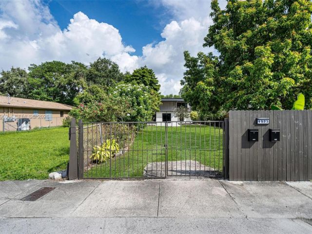 Продажа дома по адресу 1523 NW 38th St - фото 7517007