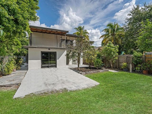 Продажа дома по адресу 1523 NW 38th St - фото 7517011