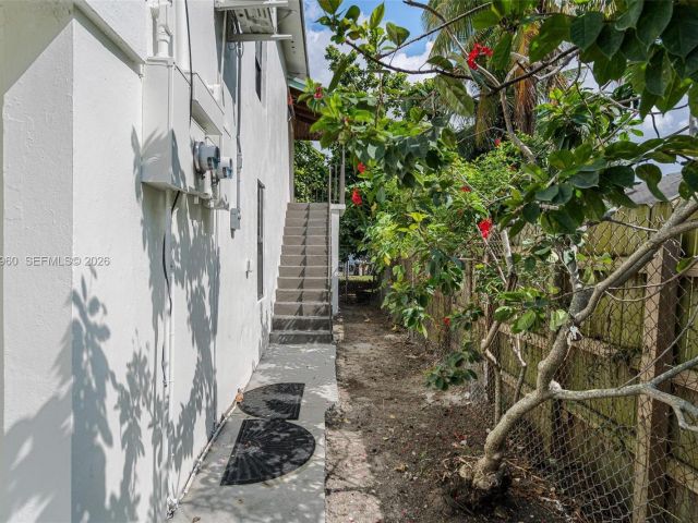 Продажа дома по адресу 1523 NW 38th St - фото 7517016