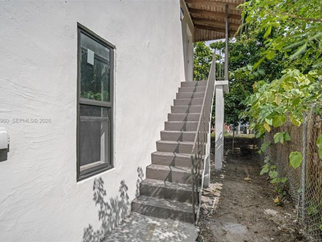 Продажа дома по адресу 1523 NW 38th St - фото 7517017