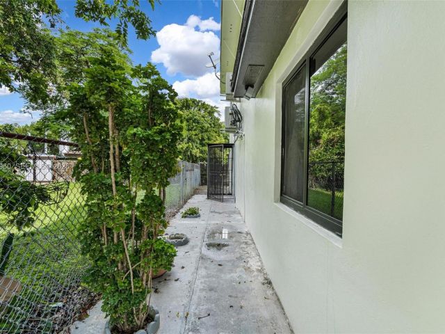 Продажа дома по адресу 1523 NW 38th St - фото 7517023