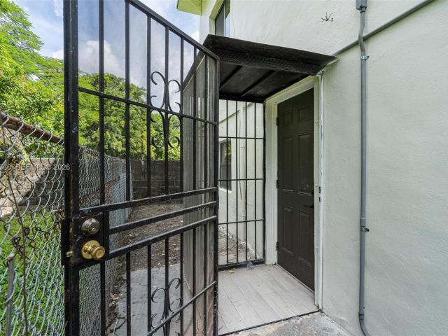 Продажа дома по адресу 1523 NW 38th St - фото 7517024