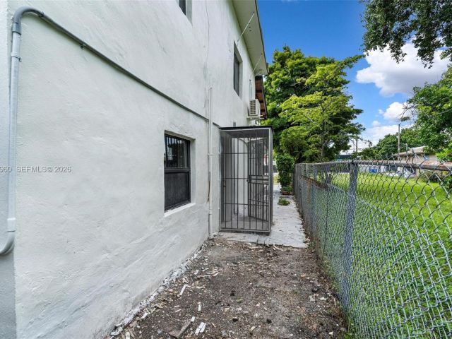 Продажа дома по адресу 1523 NW 38th St - фото 7517025