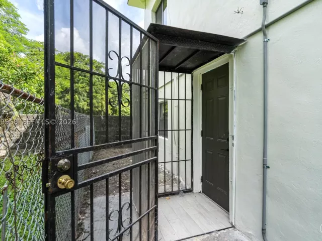 Продажа дома по адресу 1523 NW 38th St - фото 8893451