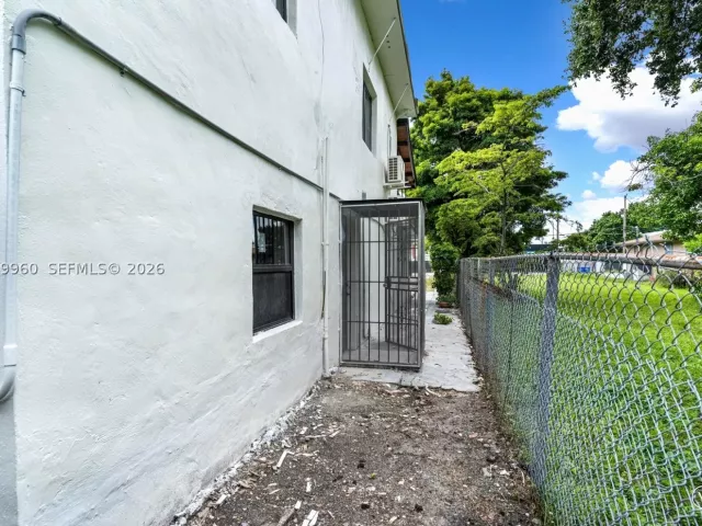 Продажа дома по адресу 1523 NW 38th St - фото 8893452