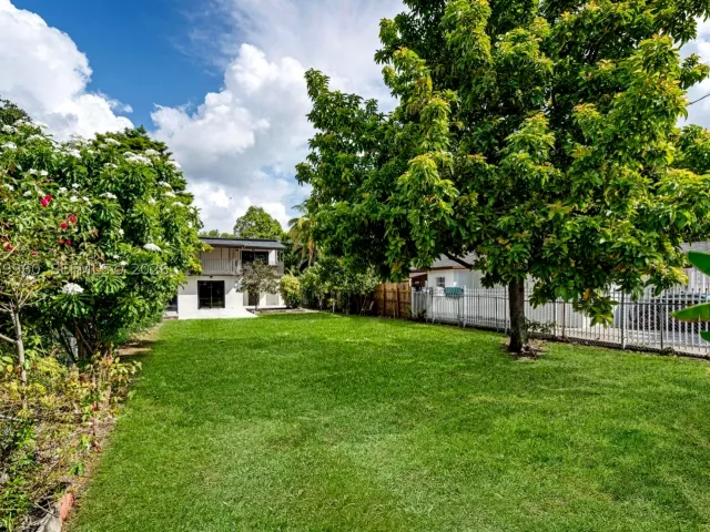 Продажа дома по адресу 1523 NW 38th St - фото 8893435