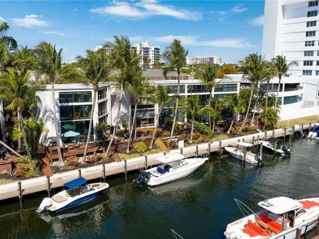 Продажа дома по адресу 3068 NE 49th St - фото 7483114