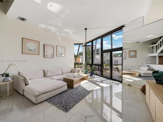 Продажа дома по адресу 3068 NE 49th St - фото 7483115