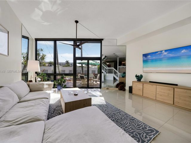 Продажа дома по адресу 3068 NE 49th St - фото 7483116