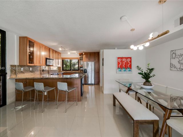 Продажа дома по адресу 3068 NE 49th St - фото 7483119