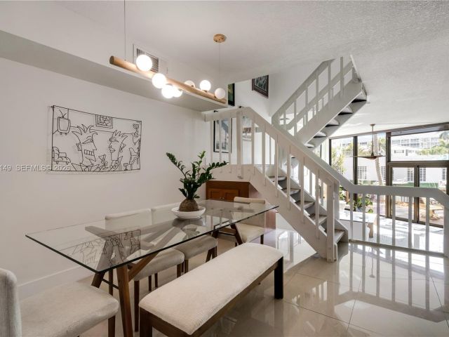 Продажа дома по адресу 3068 NE 49th St - фото 7483121