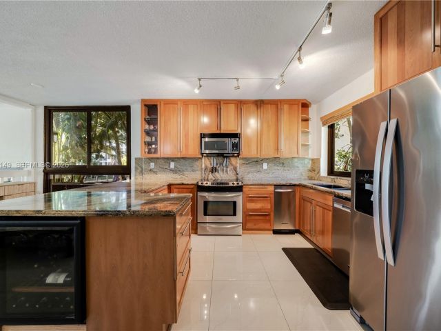 Продажа дома по адресу 3068 NE 49th St - фото 7483122