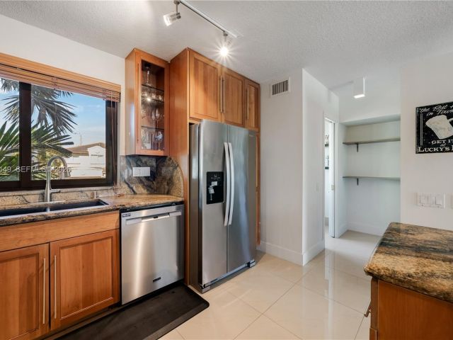 Продажа дома по адресу 3068 NE 49th St - фото 7483123