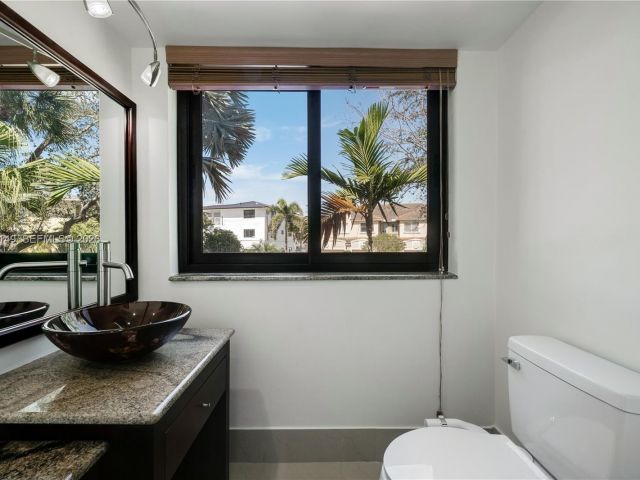 Продажа дома по адресу 3068 NE 49th St - фото 7483124