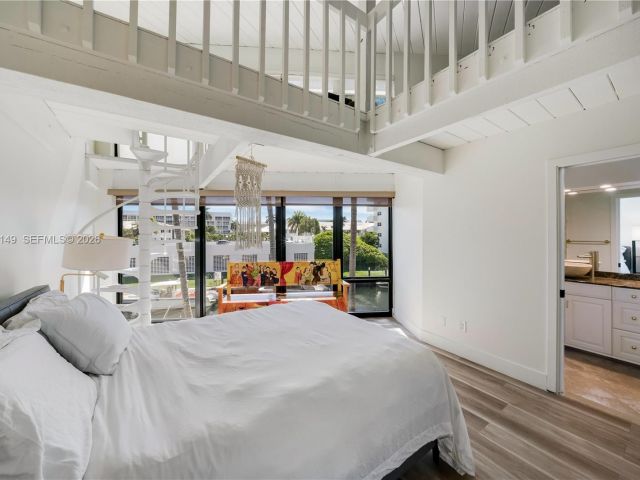 Продажа дома по адресу 3068 NE 49th St - фото 7483126