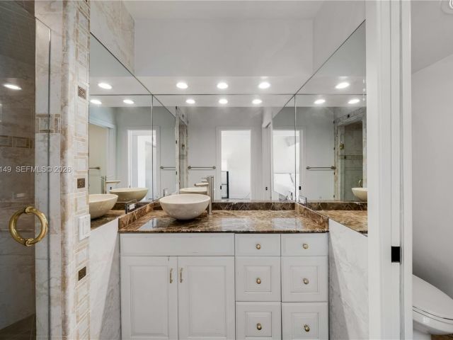 Продажа дома по адресу 3068 NE 49th St - фото 7483127