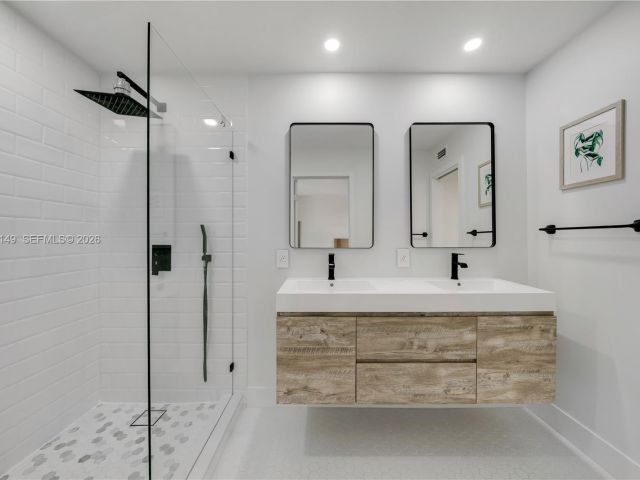 Продажа дома по адресу 3068 NE 49th St - фото 7483132