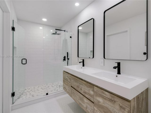 Продажа дома по адресу 3068 NE 49th St - фото 7483133