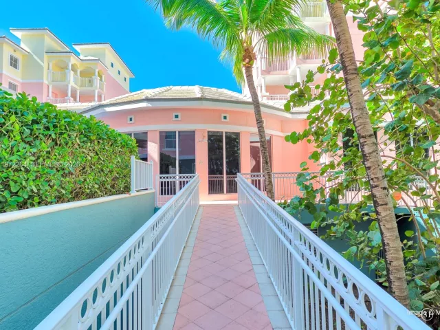 Дом в аренду по адресу 2051 SE 3rd St TH11 - фото 7450617