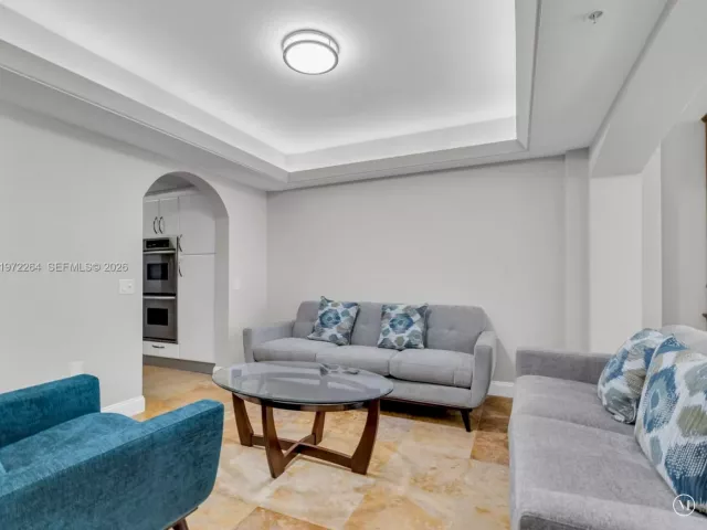 Дом в аренду по адресу 2051 SE 3rd St TH11 - фото 7450622