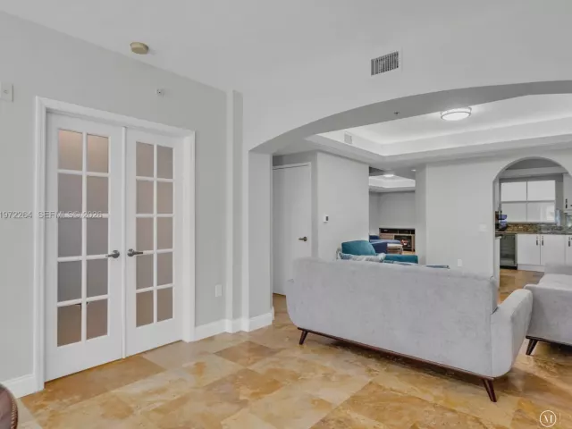 Дом в аренду по адресу 2051 SE 3rd St TH11 - фото 7450625