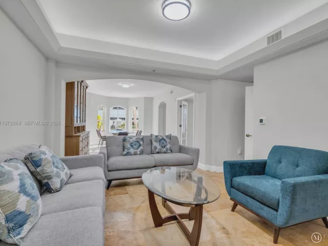 Дом в аренду по адресу 2051 SE 3rd St TH11 - фото 7450623