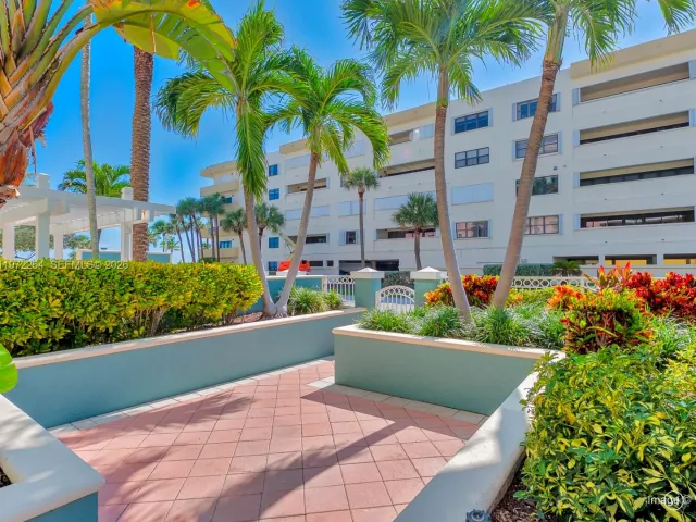 Дом в аренду по адресу 2051 SE 3rd St TH11 - фото 7450609