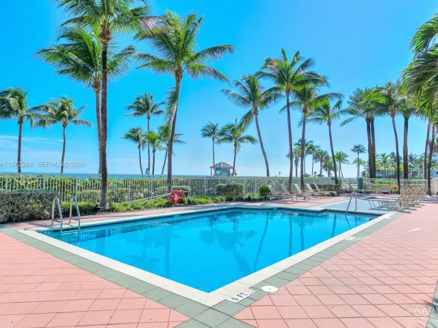 Дом в аренду по адресу 2051 SE 3rd St TH11 - фото 7450611