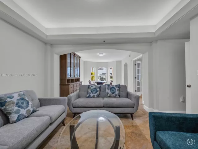 Дом в аренду по адресу 2051 SE 3rd St TH11 - фото 7450624