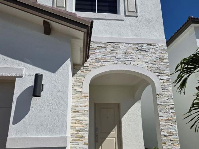 Дом в аренду по адресу 2741 SE 24TH COURT - фото 7492890