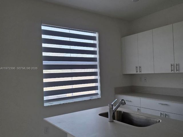 Дом в аренду по адресу 2741 SE 24TH COURT - фото 7492893