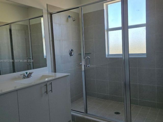 Дом в аренду по адресу 2741 SE 24TH COURT - фото 7492900