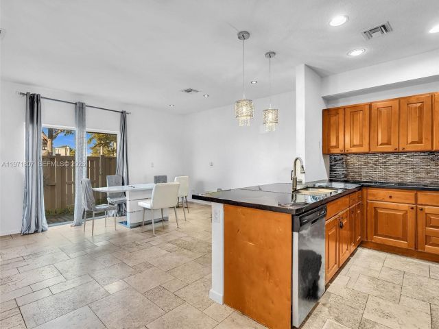 Продажа дома по адресу 21 SE 3rd Ave - фото 7462352