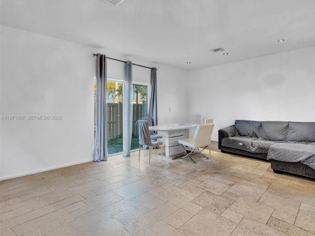 Продажа дома по адресу 21 SE 3rd Ave - фото 7462354