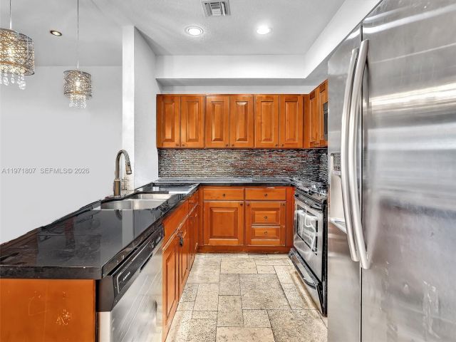 Продажа дома по адресу 21 SE 3rd Ave - фото 7462356