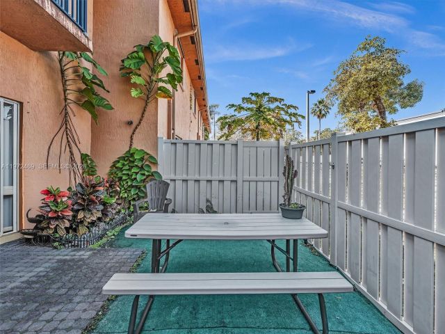 Продажа дома по адресу 23 SE 3rd Ave - фото 7462324