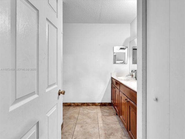 Продажа дома по адресу 23 SE 3rd Ave - фото 7462345