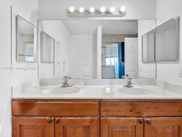 Продажа дома по адресу 23 SE 3rd Ave - фото 7462347