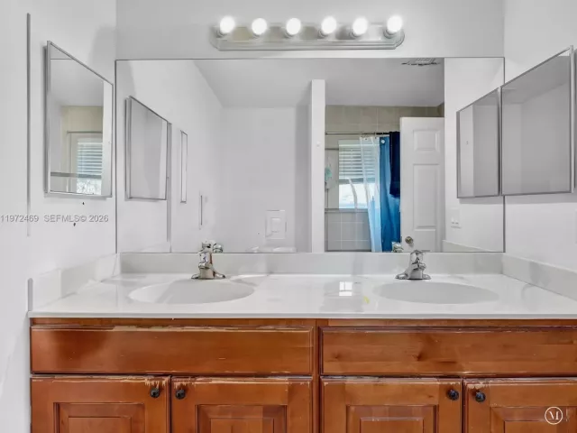 Продажа дома по адресу 23 SE 3rd Ave - фото 7462347