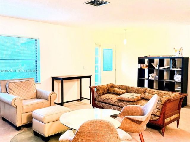 Дом в аренду по адресу 766 NW 24th Ave - фото 7476261