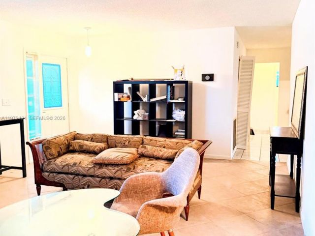 Дом в аренду по адресу 766 NW 24th Ave - фото 7476262