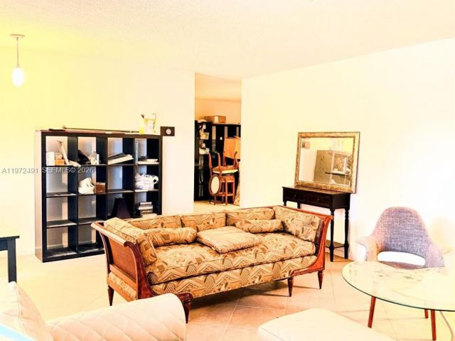 Дом в аренду по адресу 766 NW 24th Ave - фото 7476264