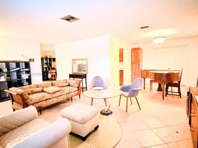 Дом в аренду по адресу 766 NW 24th Ave - фото 7476266