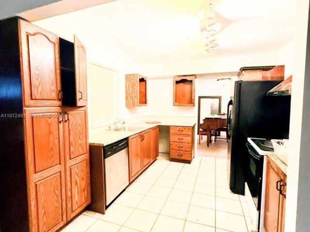 Дом в аренду по адресу 766 NW 24th Ave - фото 7476267