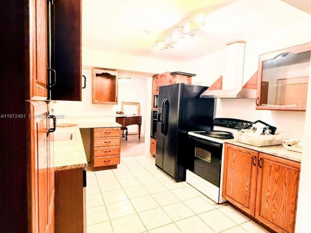 Дом в аренду по адресу 766 NW 24th Ave - фото 7476268